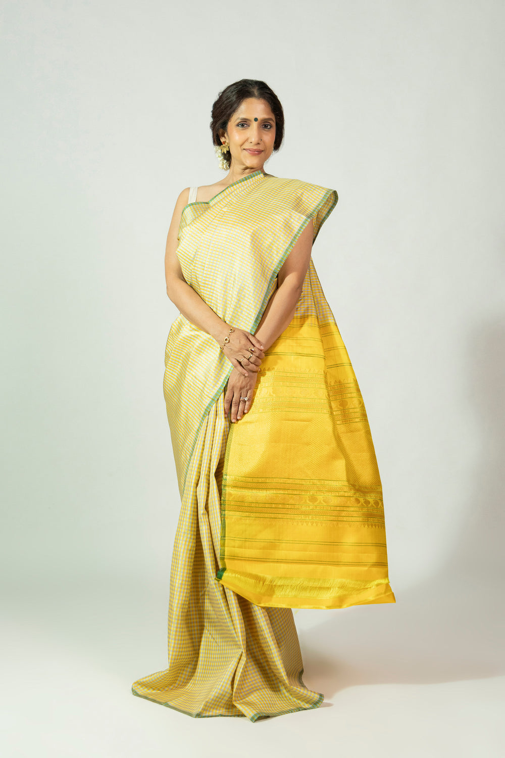 Arishina Chukki Molakalmuru silk saree showing contrast border