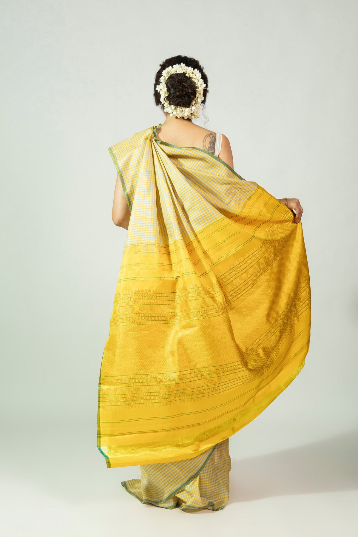 Contrast pallu of Arishina Chukki Molakalmuru silk saree