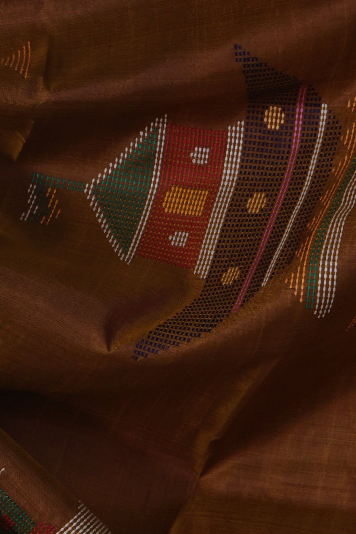 Brown pallu with woven house motif on Matir Bari Kalakshetra saree