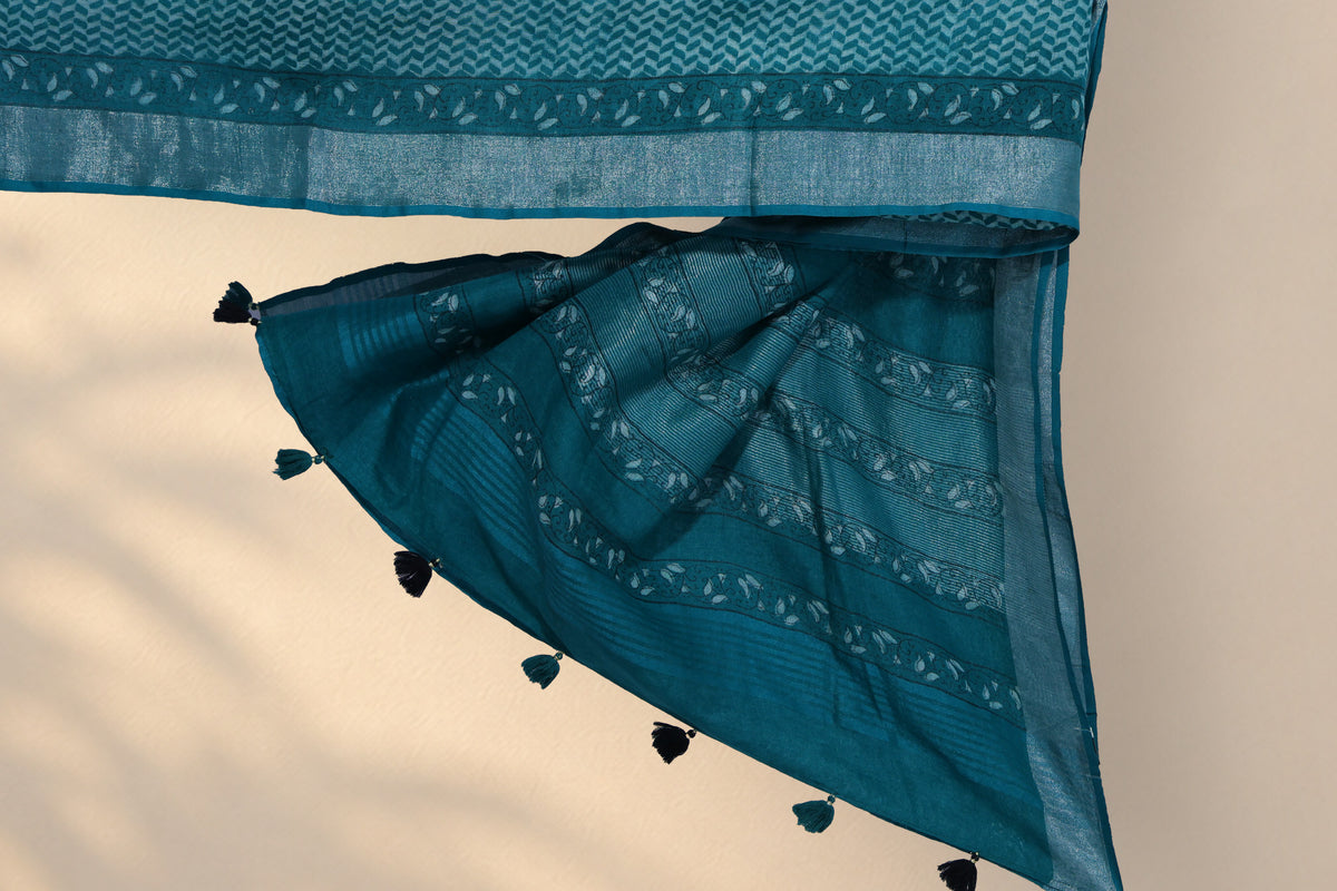 Leaf strips and silver zari striped pallu of Hari Jaali Dabu linen saree
