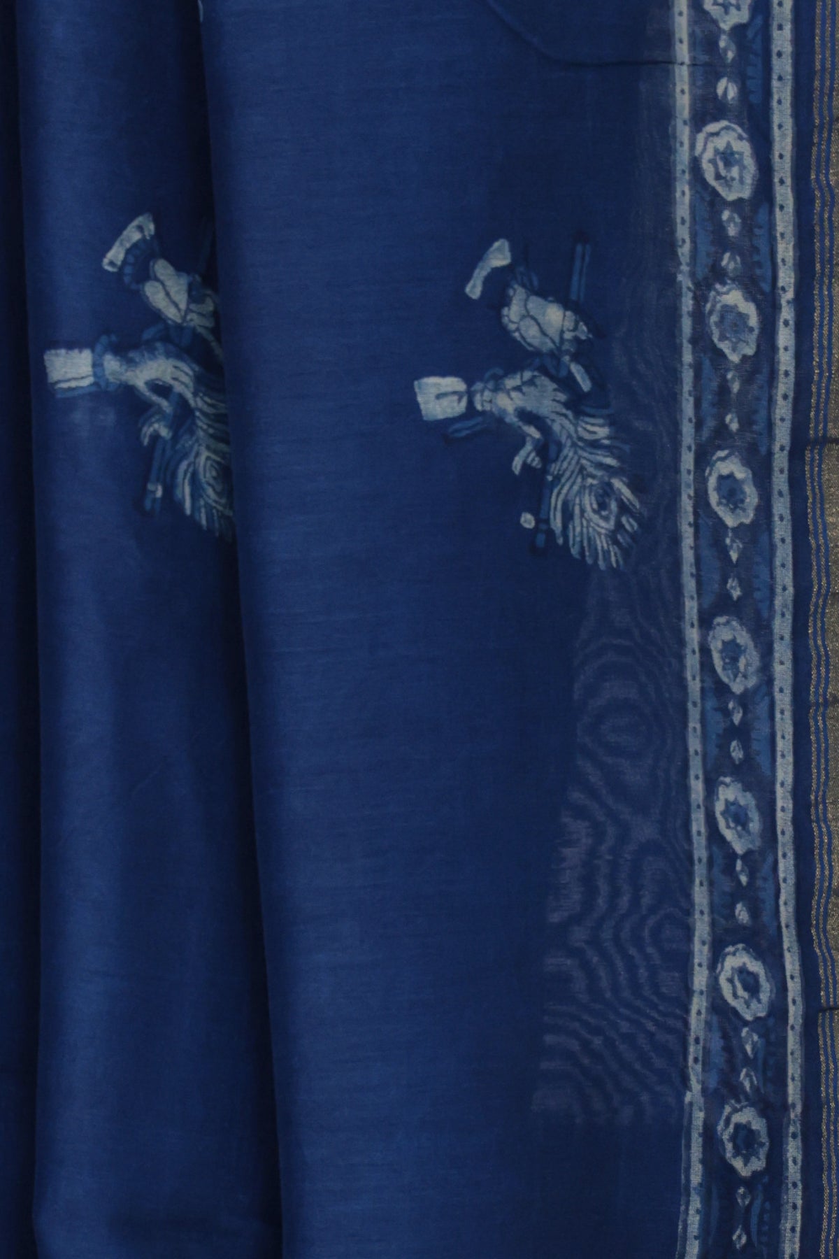 Floral and zigzag pallu of Bansuri Neel Dabu Chanderi silk saree