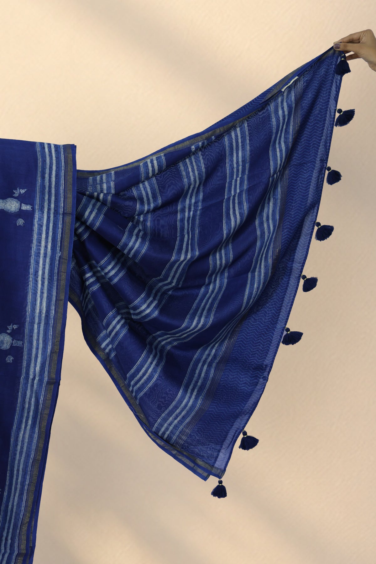 Golden zari with blue and white striped border on Chhoti Chidiya Dabu saree