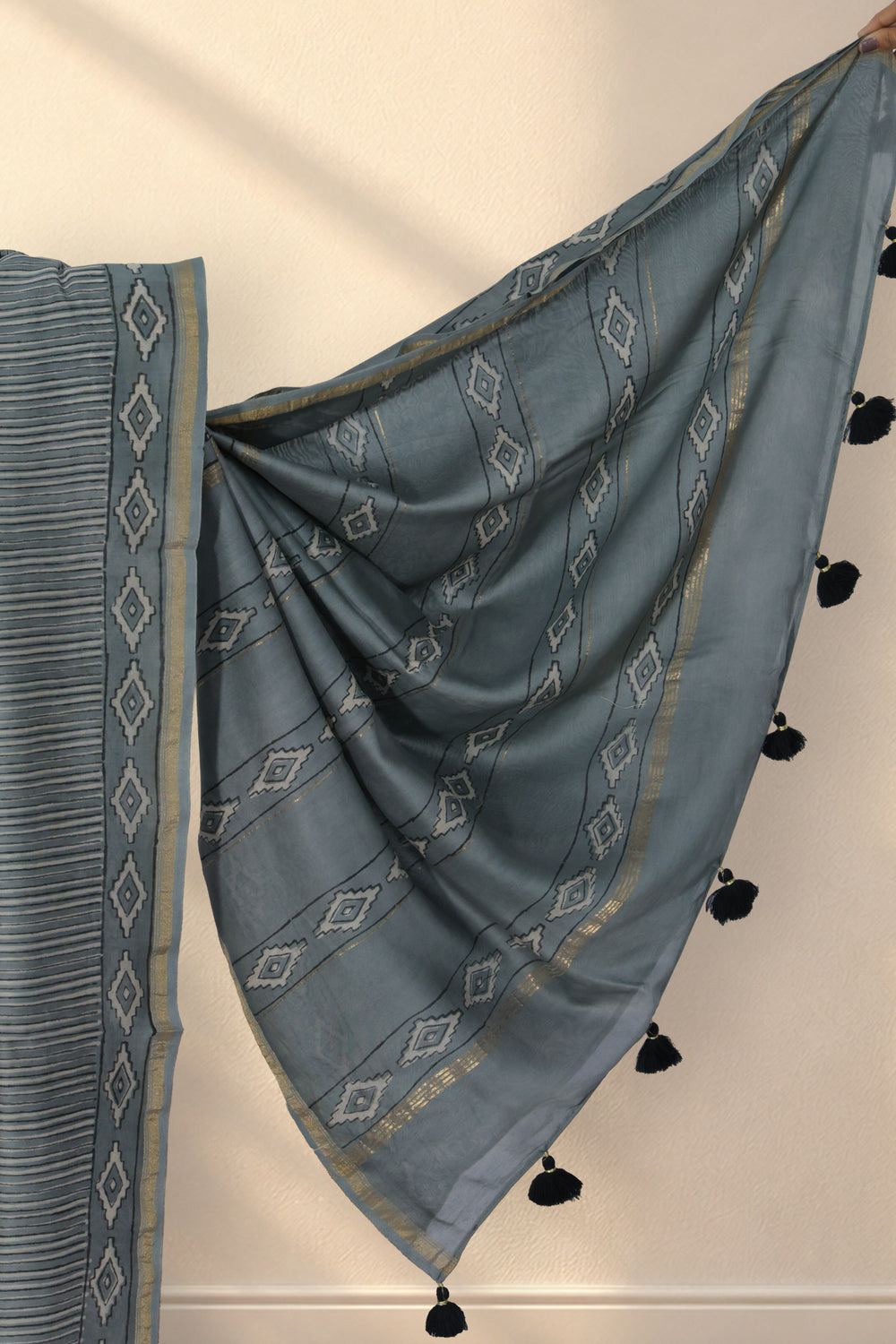 Golden zari diamond motif border on Dhuaan Dhaari grey Dabu saree