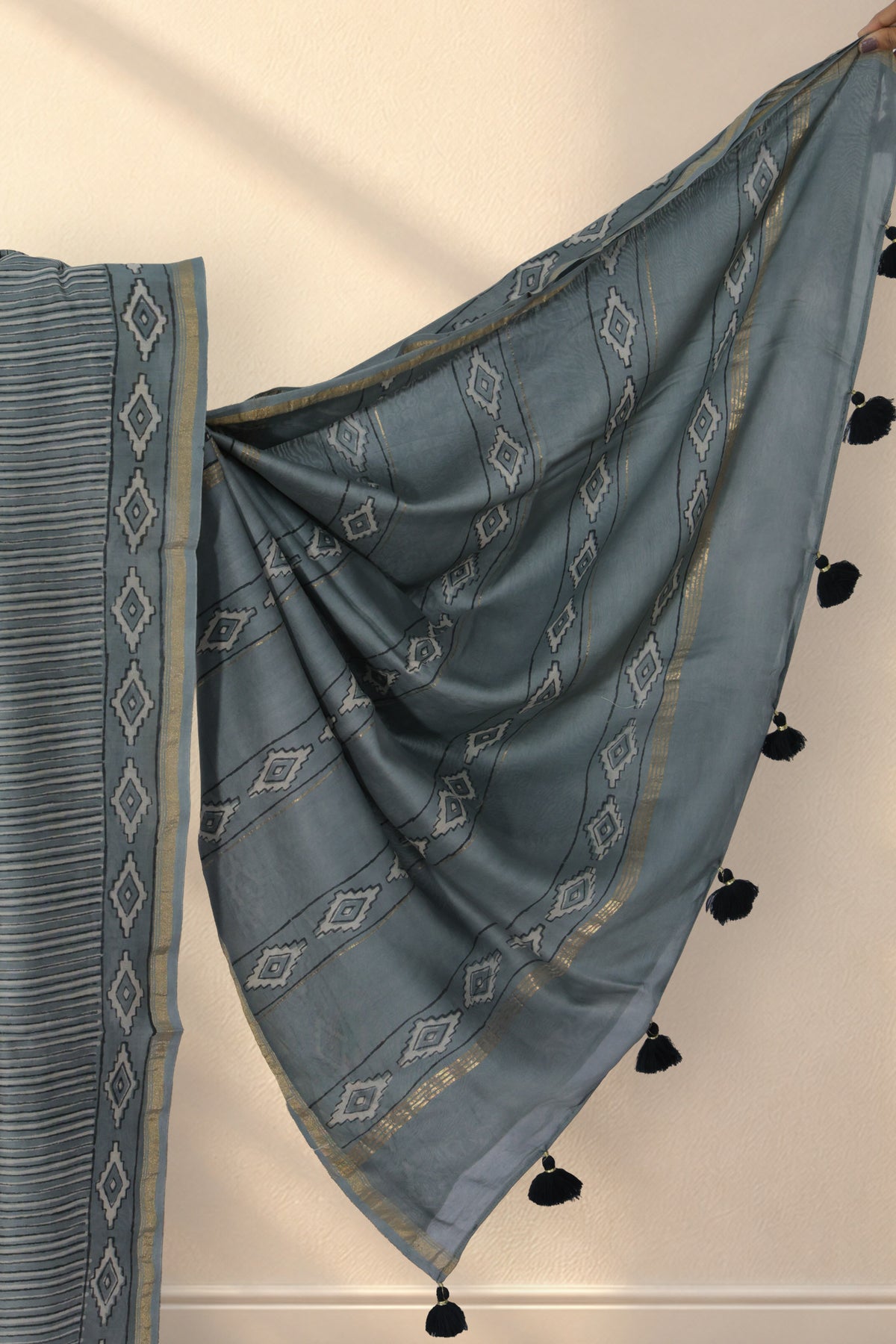 Golden zari diamond motif border on Dhuaan Dhaari grey Dabu saree
