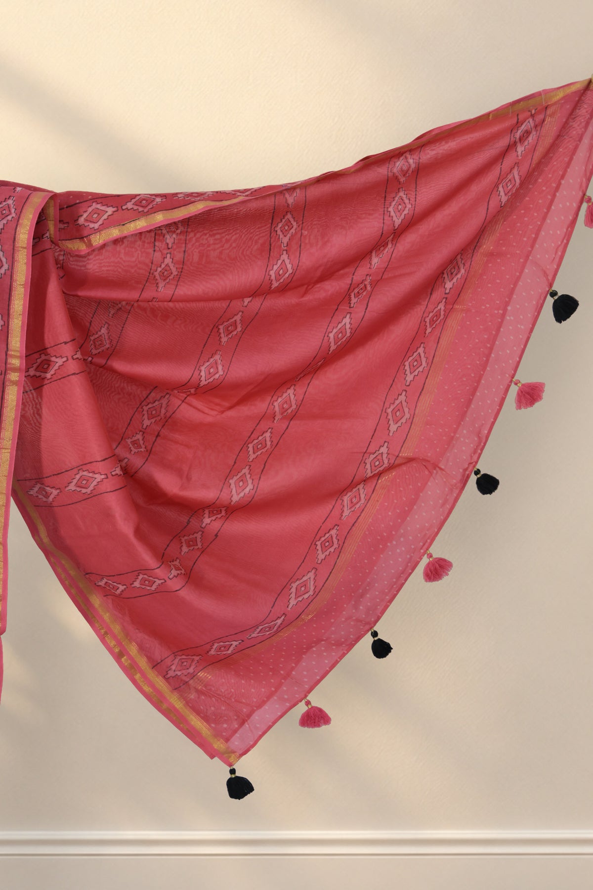 Golden zari diamond motif border on Gulabi Kamal pink Dabu saree