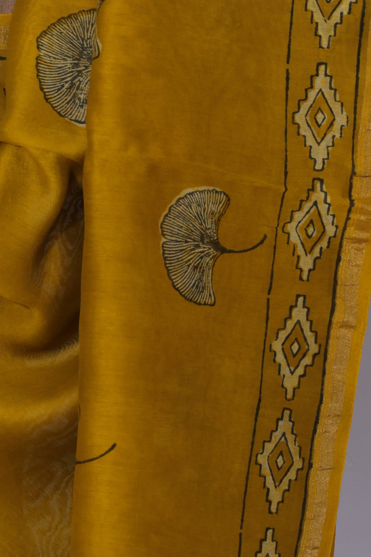 Diamond motif panelled pallu of Peeli Chhatri Dabu Chanderi silk saree