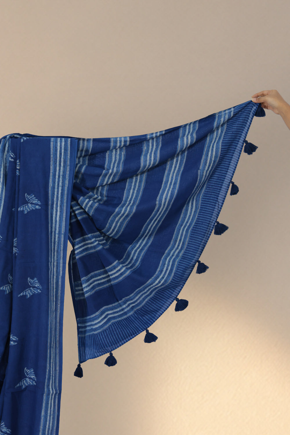 Indigo and white striped border of Neeli Titli Dabu Mul Cotton saree