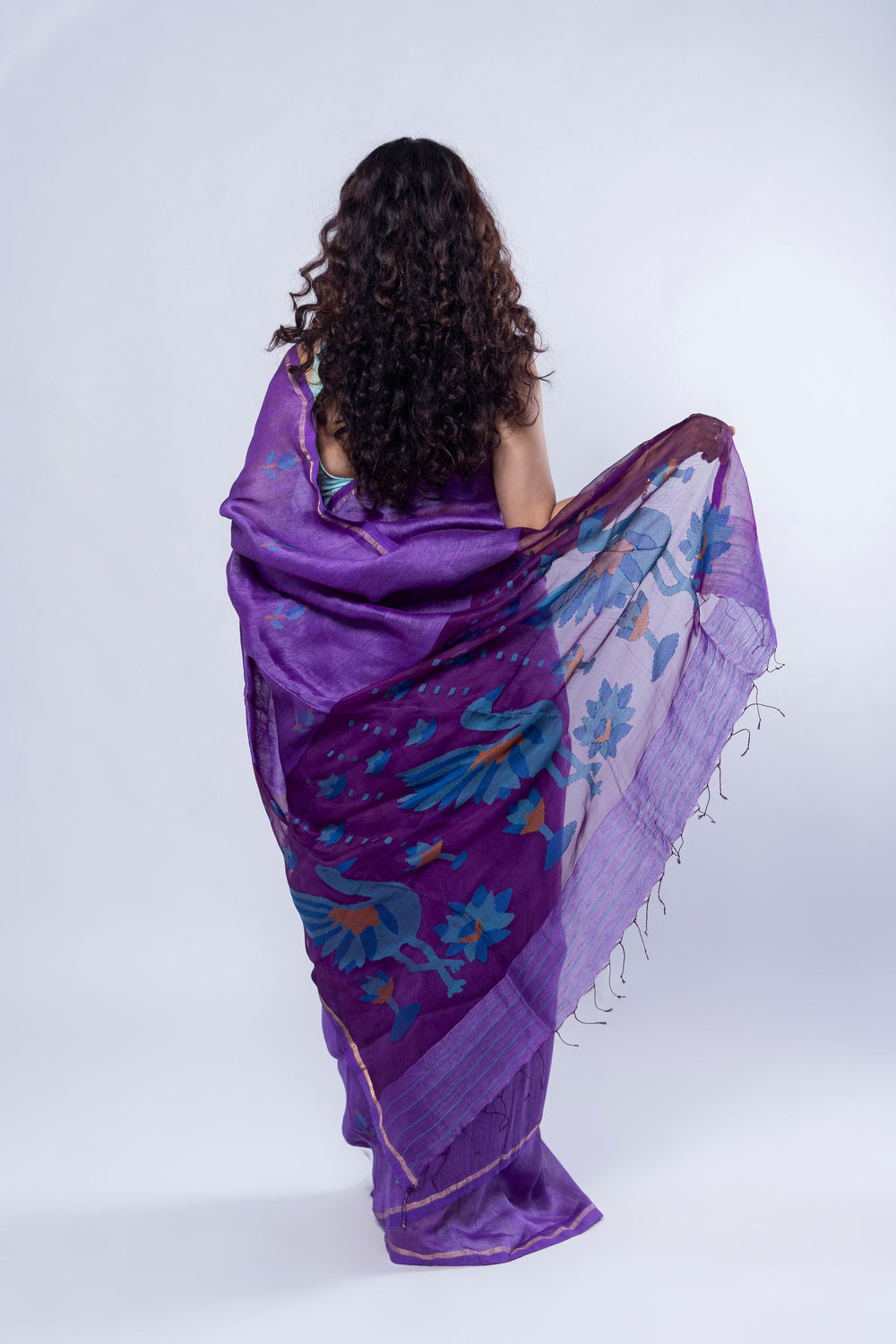 Blue and green peacock and lotus motif pallu on Beguni Moyur silk linen saree