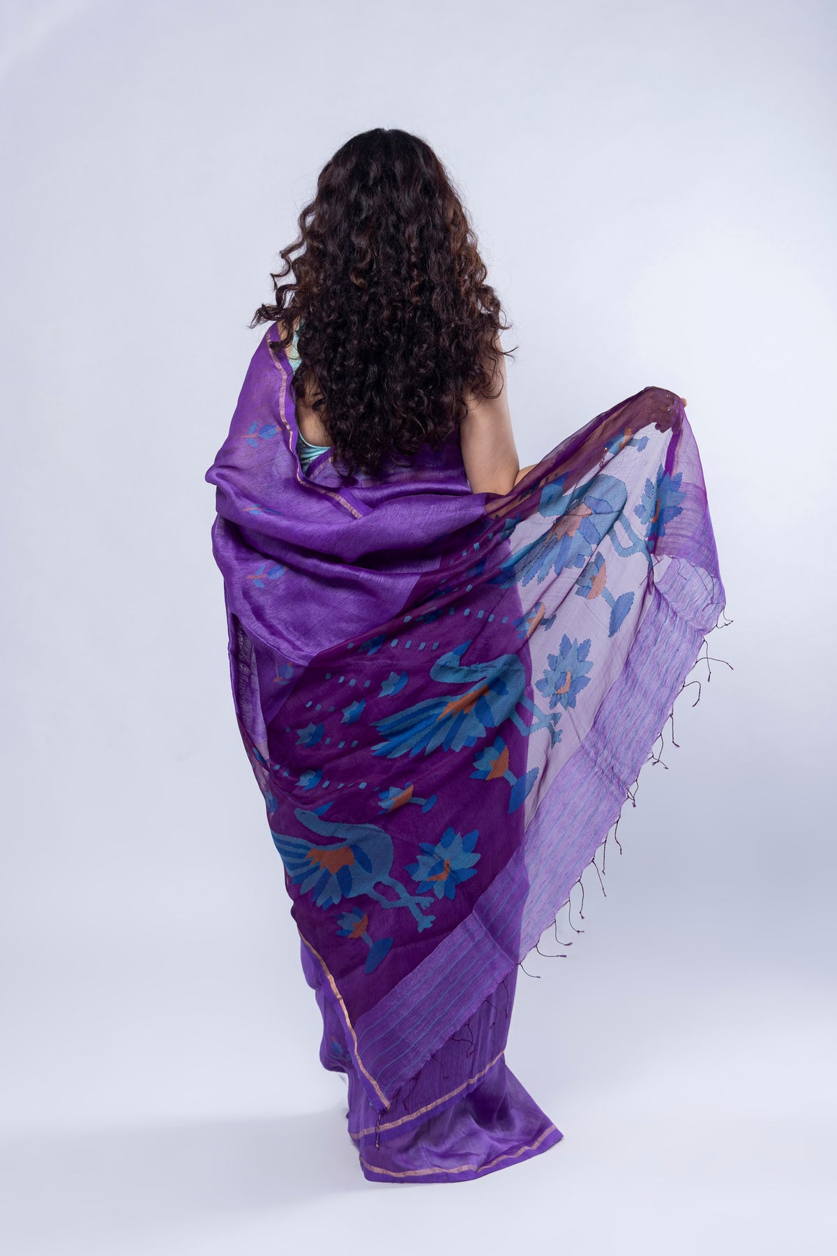 Blue and green peacock and lotus motif pallu on Beguni Moyur silk linen saree