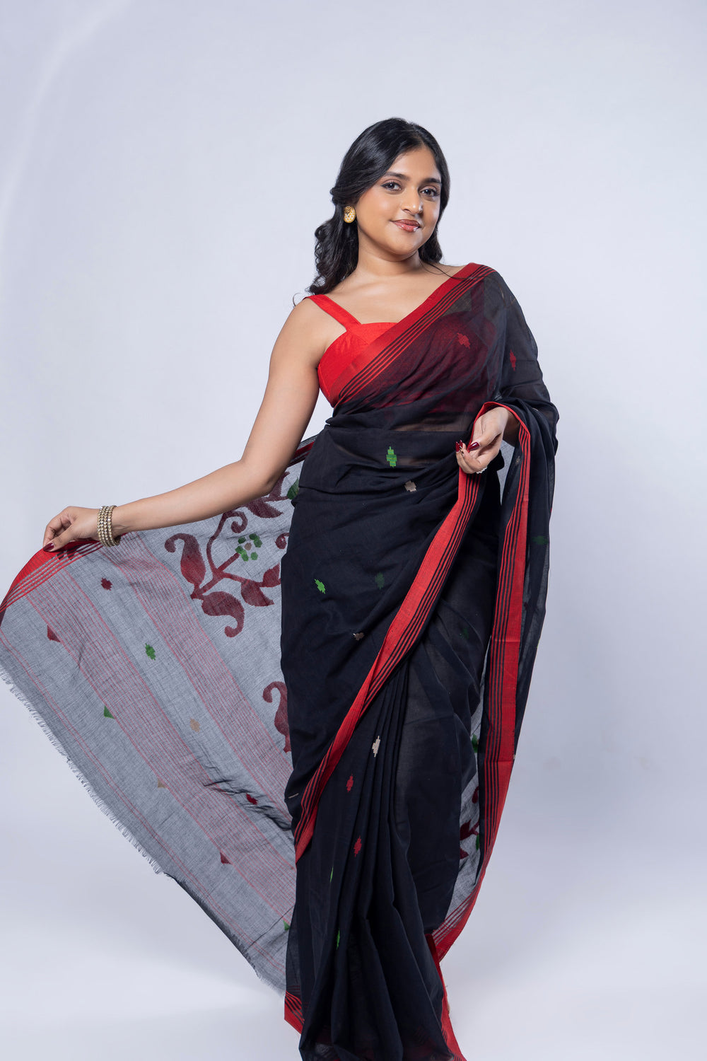 Handwoven Jamdani motif pallu of Raat Palash black cotton saree
