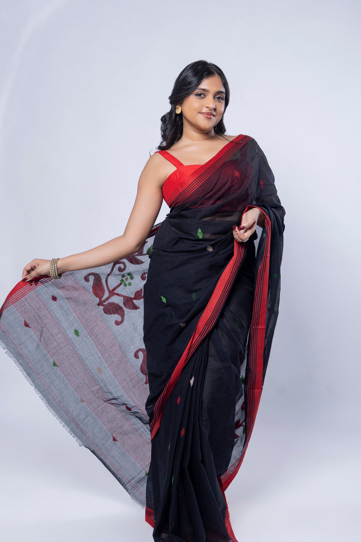 Handwoven Jamdani motif pallu of Raat Palash black cotton saree