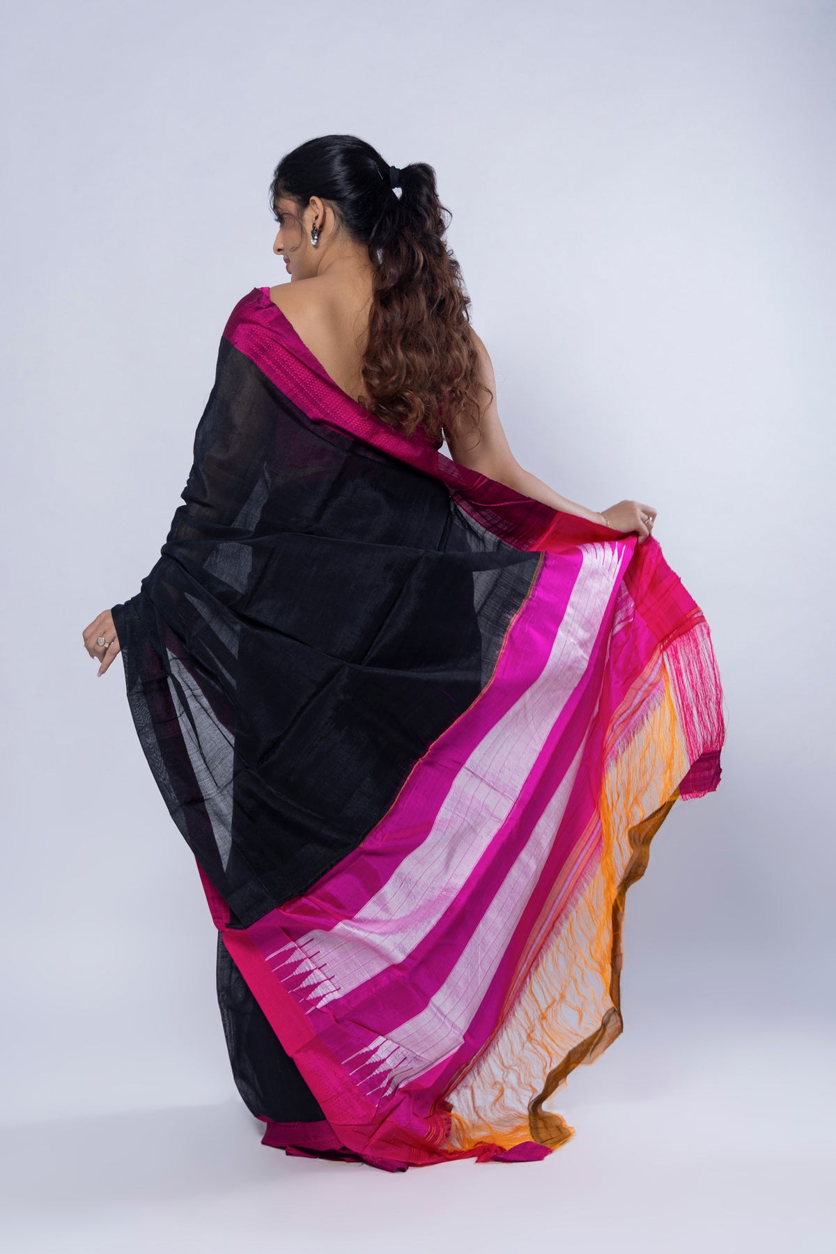Contrast pallu of Ratri Gulabi Ilkal saree