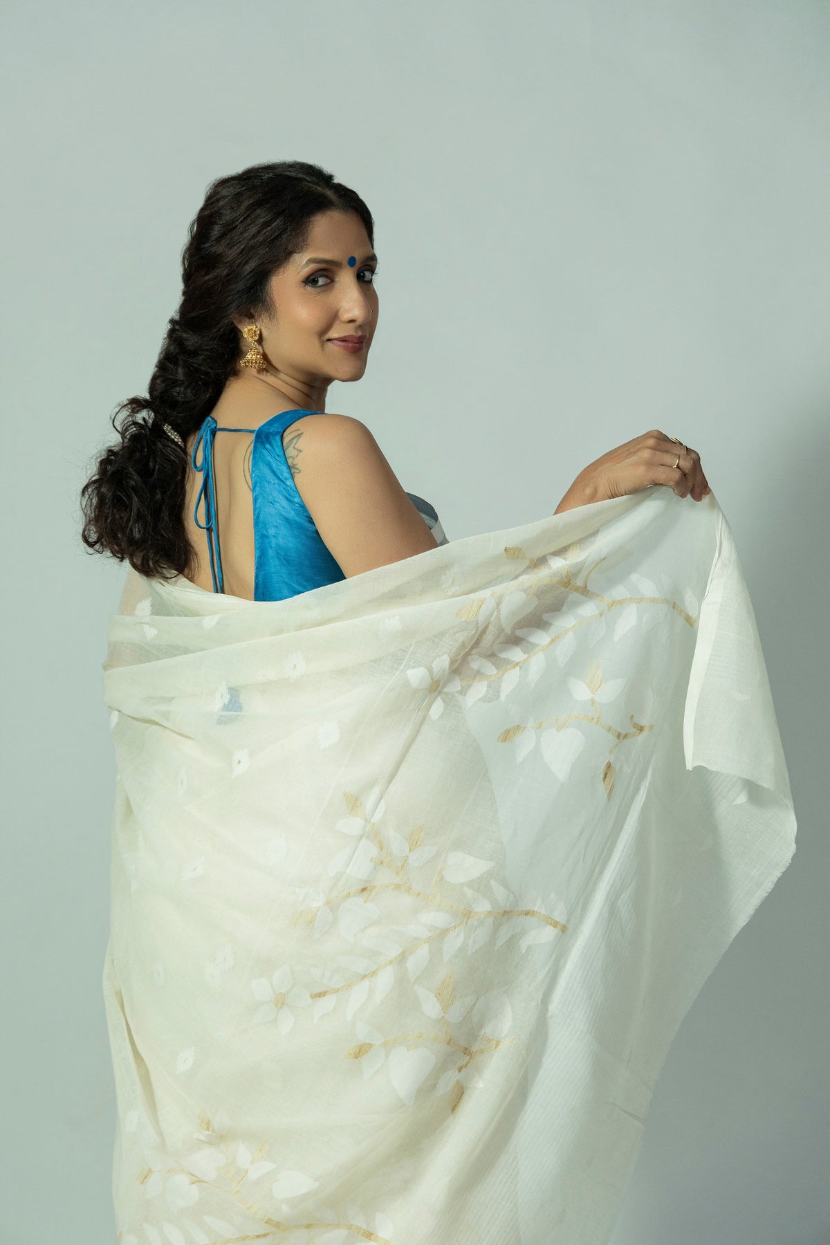Taal Pata Jamdani saree showing ivory cotton body and palm tree motifs