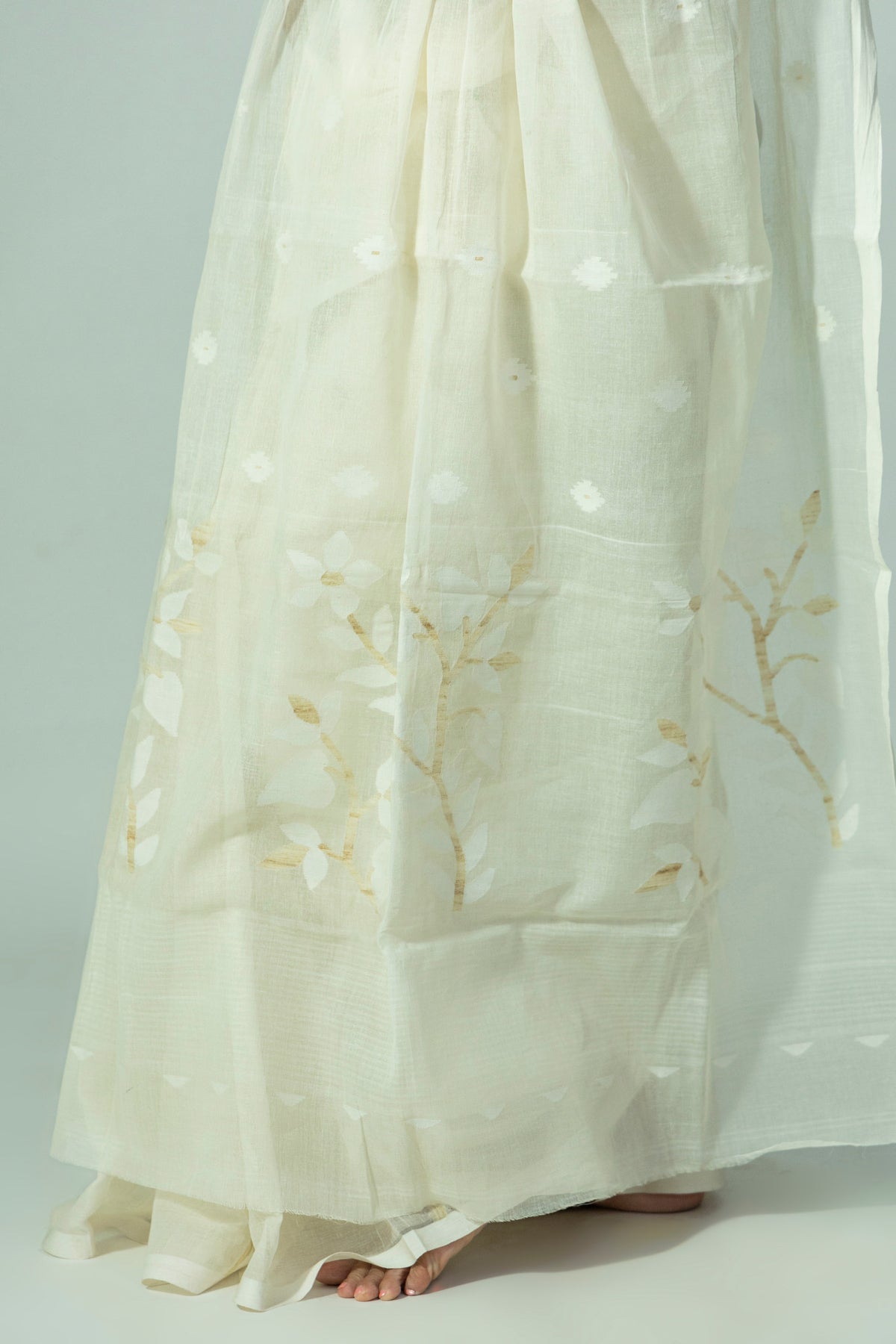 Jamdani leaf and jute motif pallu of Taal Pata ivory cotton saree